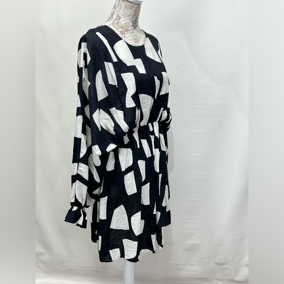 🛍️CES FEMME Black abstract print bat wing dress size M. - Picture 2 of 13